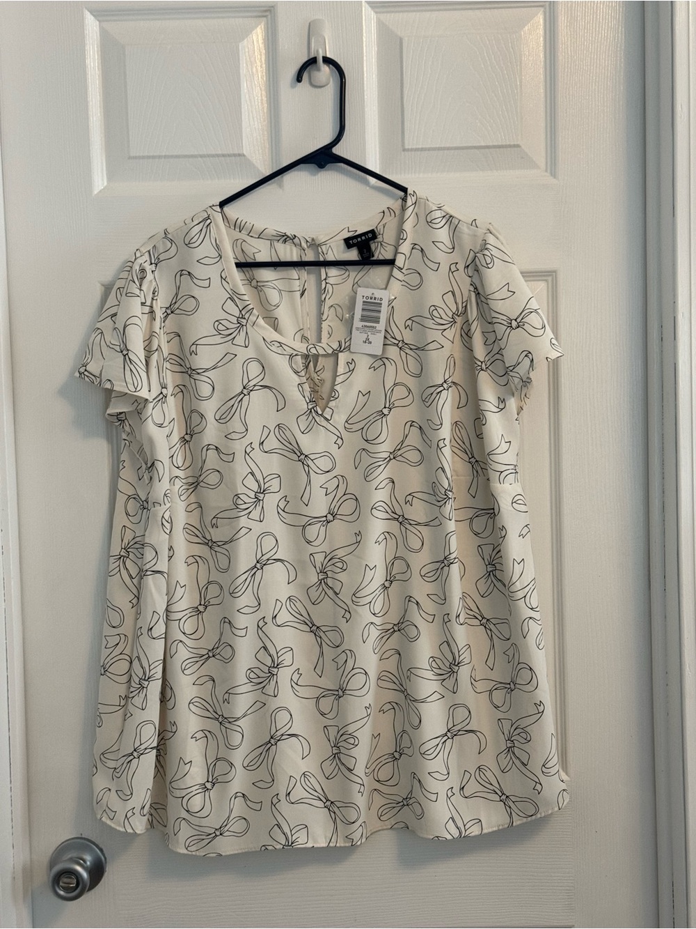 NWT Torrid Bow Print Neck Detail Blouse Top